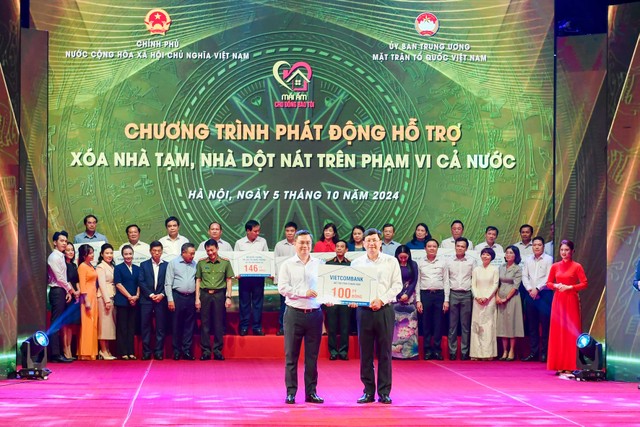 Ông Nguyễn Thanh Tùng (bên trái) - Chủ tịch HĐQT Vietcombank trao biển biểu trưng kinh phí 100 tỷ đồng hỗ trợ xoá nhà tạm, nhà dột nát ủng hộ cho địa phương Ông Nguyễn Thanh Tùng (bên trái) - Chủ tịch HĐQT Vietcombank trao biển biểu trưng kinh phí 100 tỷ đồng hỗ trợ xoá nhà tạm, nhà dột nát ủng hộ cho địa phương