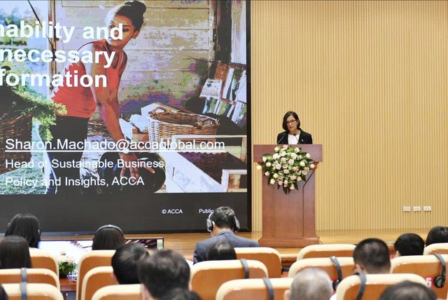 Bà Sharon Machado, Giám đốc Kinh doanh Bền vững ACCA toàn cầu trình bày tham luận tại Tọa đàm về Thực hành Báo cáo Phát triển bền vững với Ngân hàng Nhà nước Việt Nam
