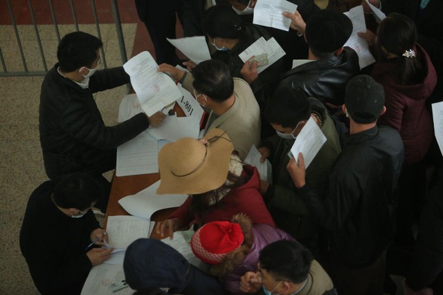 Các bị hại làm thủ tục tham dự phiên tòa. Các bị hại làm thủ tục tham dự phiên tòa.