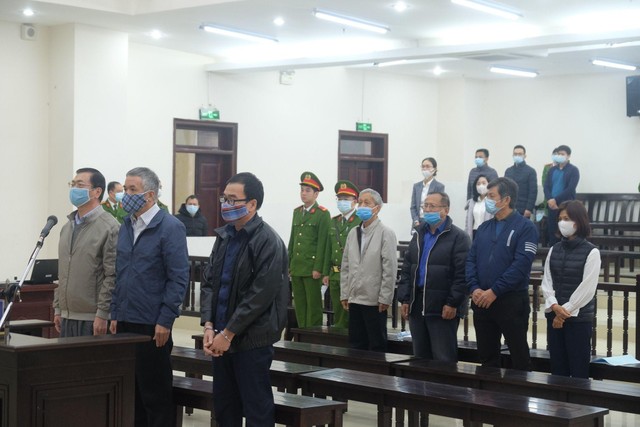 Các bị cáo hầu tòa do sai phạm vi phạm đất đai và quản lý vốn nhà nước. Các bị cáo hầu tòa do sai phạm vi phạm đất đai và quản lý vốn nhà nước.