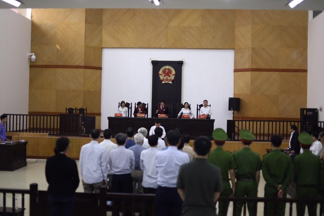 Chủ tọa công bố bản án.