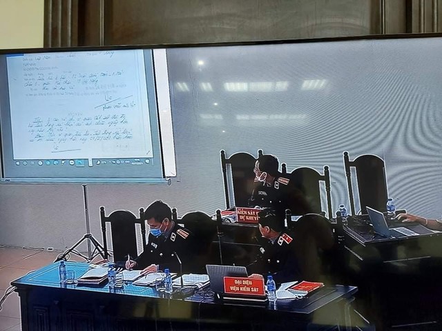 Tòa trình chiếu công bố lời khai của bị cáo Vũ tại cơ quan điều tra.