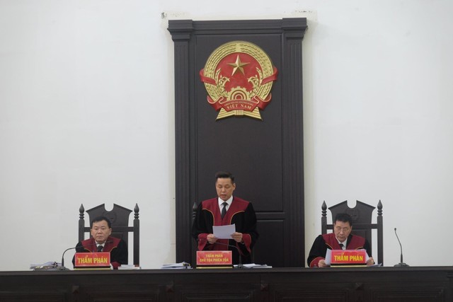 Hội đồng xét xử phúc thẩm gồm 3 người. Hội đồng xét xử phúc thẩm gồm 3 người.