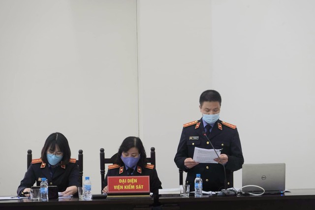 Đại diện Viện kiểm sát phát biểu quan điểm luận tội. Đại diện Viện kiểm sát phát biểu quan điểm luận tội.