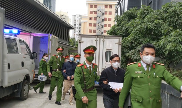 Dẫn giải các bị cáo đến tòa.