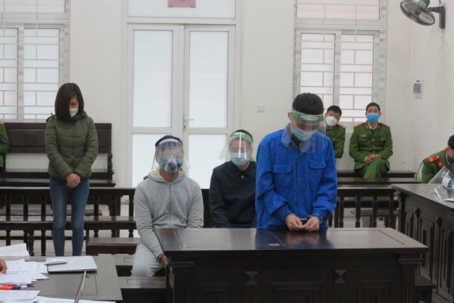 Bị cáo Cường đứng trước bàn khai báo. Bị cáo Cường đứng trước bàn khai báo.