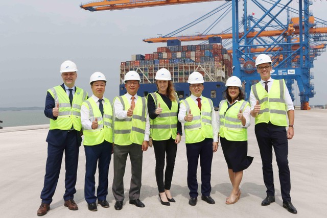 Lãnh đạo Gemadept chụp ảnh đón chuyến tàu thương mại đầu tiên tại Cảng Gemalink (Ảnh: Lê Toàn) Lãnh đạo Gemadept chụp ảnh đón chuyến tàu thương mại đầu tiên tại Cảng Gemalink (Ảnh: Lê Toàn)