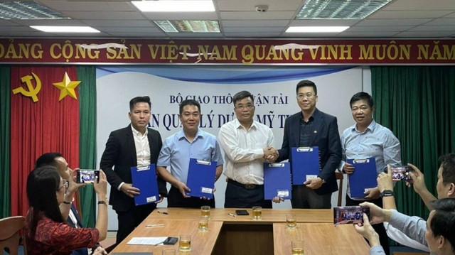 Ông Lê Bảo Anh - Tổng giám đốc CC1 (người thứ tư từ trái sang phải) cùng các nhà thầu ký hợp đồng thi công gói thầu XL03 đoạn cao tốc Hậu Giang - Cần Thơ. Ông Lê Bảo Anh - Tổng giám đốc CC1 (người thứ tư từ trái sang phải) cùng các nhà thầu ký hợp đồng thi công gói thầu XL03 đoạn cao tốc Hậu Giang - Cần Thơ.