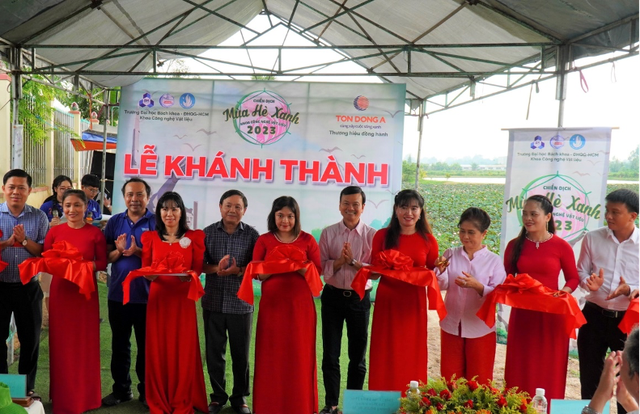 Các đại biểu cắt băng khánh thành và đưa vào sử dụng đường tại ấp Công Tạo, xã Bình Phú, (H.Tân Hồng,Đồng Tháp) do Tôn Đông Á hỗ trợ kinh phí Các đại biểu cắt băng khánh thành và đưa vào sử dụng đường tại ấp Công Tạo, xã Bình Phú, (H.Tân Hồng,Đồng Tháp) do Tôn Đông Á hỗ trợ kinh phí