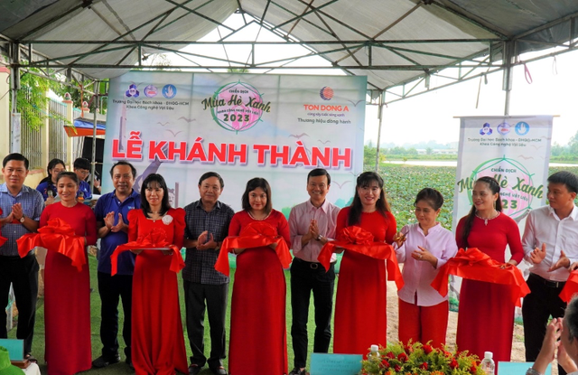 Đại diện Tôn Đông Á, ông Nguyễn Thanh Trung – Chủ tịch HĐQT và bà Nguyễn Thị Ngọc Quỳnh – Thành viên HĐQT cắt băng khánh thành tài trợ &quot;Đường vào di tích chùa Phước Thiện&quot; tại Đồng Tháp trong chiến dịch Mùa hè xanh của Trường ĐH Bách Khoa TP.HCM – Khoa Công nghệ Vật liệu