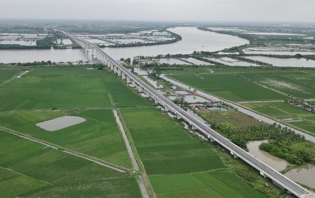 Cầu qua sông Văn Úc có tổng chiều dài 2.217 m đã hoàn thành từ tháng 5/2023 (dự án thành phần của Tuyến đường bộ ven biển Hải Phòng - Thái Bình)