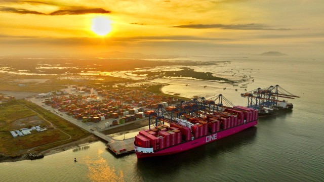 Tàu ONE cập cảng Gemalink