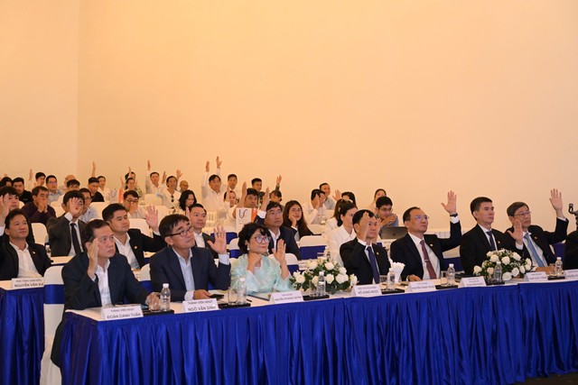 Cổ đông thống nhất thông qua toàn bộ tờ trình tại Đại hội.