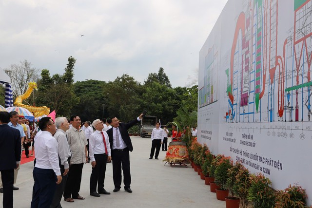 Ông Nguyễn Văn Thiền, Chủ tịch HĐQT Biwase giới thiệu về hệ thống nhà máy đốt rác phát điện công suất 12 MW Ông Nguyễn Văn Thiền, Chủ tịch HĐQT Biwase giới thiệu về hệ thống nhà máy đốt rác phát điện công suất 12 MW