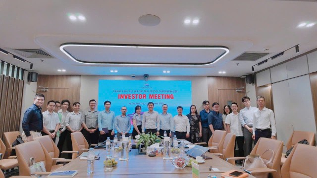 Ban lãnh đạo PVT Logistics chụp hình cùng nhà đầu tư tại buổi gặp gỡ nhà đầu tư trước thềm chuyển sàn. Ban lãnh đạo PVT Logistics chụp hình cùng nhà đầu tư tại buổi gặp gỡ nhà đầu tư trước thềm chuyển sàn.