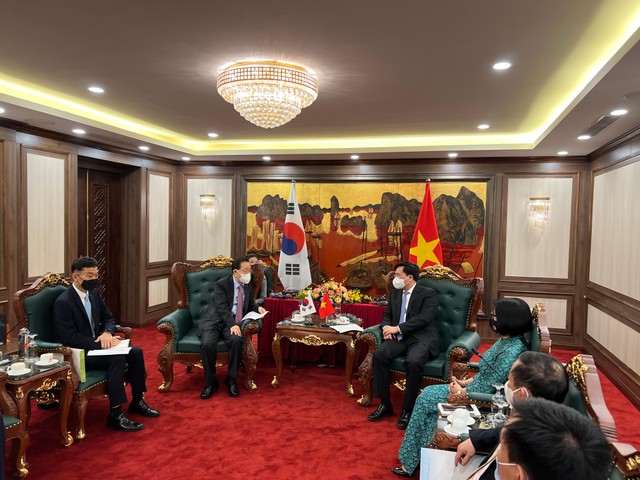 Thứ trưởng Bộ Kế hoạch và Đầu tư Trần Duy Đông và Chủ tịch Hội đồng quản lý KODIT, ông Yoon Dae-hee tại lễ ký kết Thứ trưởng Bộ Kế hoạch và Đầu tư Trần Duy Đông và Chủ tịch Hội đồng quản lý KODIT, ông Yoon Dae-hee tại lễ ký kết