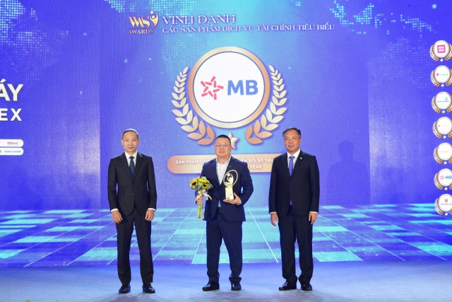 Ông Chu Hải Công, Chánh văn phòng CEO, Ngân hàng TMCP Quân Đội (MB) nhận giải thưởng.