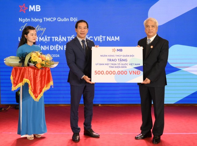 Ông Lưu Trung Thái – Chủ tịch HĐQT MB (bên trái) trao tặng 500 triệu đồng tới Ủy ban Mặt trận Tổ Quốc Việt Nam tỉnh Điện Biên. Ông Lưu Trung Thái – Chủ tịch HĐQT MB (bên trái) trao tặng 500 triệu đồng tới Ủy ban Mặt trận Tổ Quốc Việt Nam tỉnh Điện Biên.