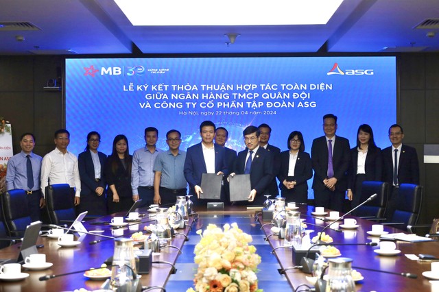 Đại diện hai bên trao đổi văn bản thỏa thuận toàn diện Đại diện hai bên trao đổi văn bản thỏa thuận toàn diện