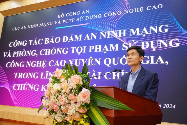 Trung tá Nguyễn Thành Chung, Phó Trưởng phòng, Cục An ninh mạng và phòng chống tội phạm sử dụng công nghệ cao - Bộ Công an trình bày tại Hội nghị