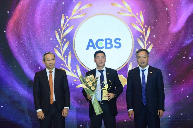 Ông Nguyễn Đức Hoàn, Tổng giám đốc ACBS nhận cúp Công ty chứng khoán có DỊCH VỤ MÔI GIỚI TÀI CHÍNH TIÊU BIỂU và kỷ niệm chương vinh danh VÌ SỰ PHÁT TRIỂN DỊCH VỤ TÀI CHÍNH Ông Nguyễn Đức Hoàn, Tổng giám đốc ACBS nhận cúp Công ty chứng khoán có DỊCH VỤ MÔI GIỚI TÀI CHÍNH TIÊU BIỂU và kỷ niệm chương vinh danh VÌ SỰ PHÁT TRIỂN DỊCH VỤ TÀI CHÍNH