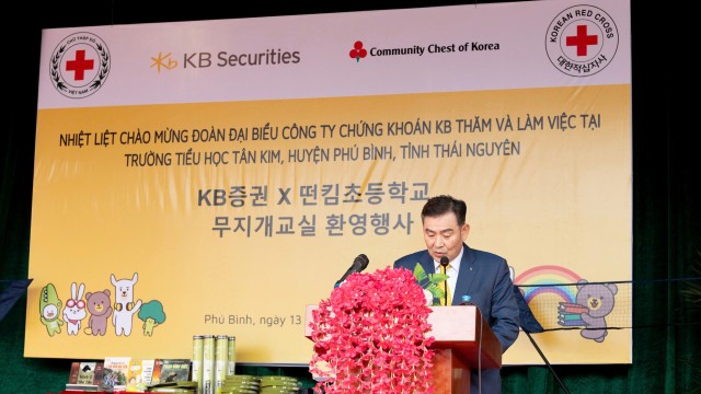 Ông Kim Seong-hyeon – Tổng giám đốc KBS phát biểu trong chuyến thăm thầy và trò Trường tiểu học Tân Kim