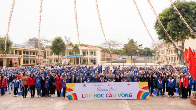 Ban lãnh đạo và các thành viên Công ty Chứng khoán KB cùng hơn 700 em học sinh và giáo viên trường