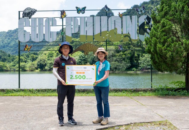 Ông Park Kang Hyun – Tổng giám đốc KBSV trao tặng chứng nhận trồng 2500 cây cho VQG Cúc Phương và Rừng Mùa Xuân – Cần Thơ