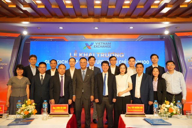 Các lãnh đạo, thành viên tham gia tại lễ ra mắt HĐTL Chỉ số VN100