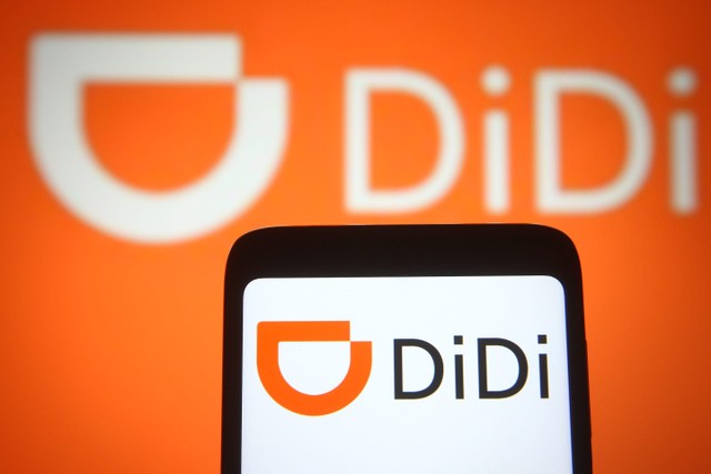Didi, hãng gọi xe taxi với hơn tử tỷ người dùng, bị yêu cầu gỡ ứng dụng ở Trung Quốc chỉ 2 ngày sau khi thực hiện IPO thành công ở Mỹ. Didi, hãng gọi xe taxi với hơn tử tỷ người dùng, bị yêu cầu gỡ ứng dụng ở Trung Quốc chỉ 2 ngày sau khi thực hiện IPO thành công ở Mỹ.