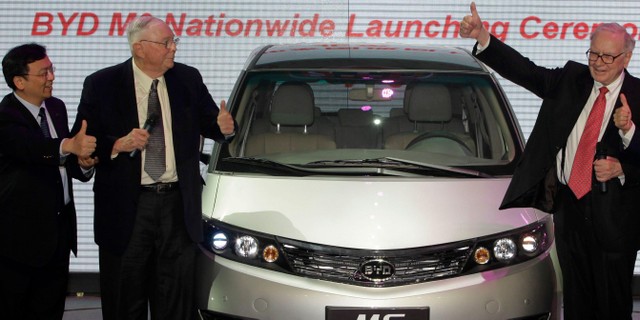 Người sáng lập và CEO BYD Wang Chuanfu, Charlie Munger và Warren Buffett ăn mừng trong một buổi ra mắt dòng xe mới của BYD.