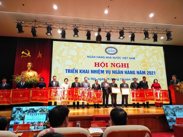 Trao tặng các hình thức khen thưởng tại Hội nghị Trao tặng các hình thức khen thưởng tại Hội nghị