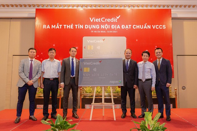 Đại diện NHNN, NAPAS và VietCredit cùng chụp hình lưu niệm Đại diện NHNN, NAPAS và VietCredit cùng chụp hình lưu niệm