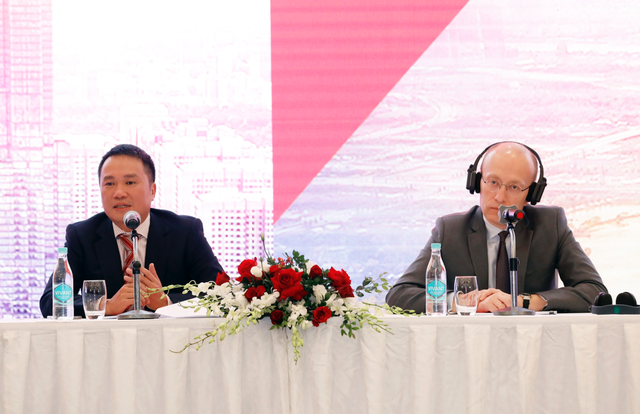 Chủ tịch và Tổng giám đốc Techcombank điều hành phần hỏi đáp tại ĐHCĐ Chủ tịch và Tổng giám đốc Techcombank điều hành phần hỏi đáp tại ĐHCĐ