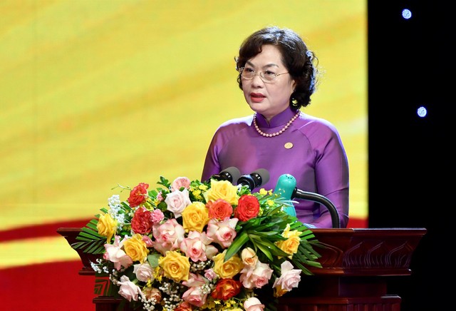 Bà Nguyễn Thị Hồng, Ủy viên Trung ương Đảng, Thống đốc Ngân hàng Nhà nước Việt Nam tại Lễ mít tinh kỷ niệm 70 năm thành lập Ngân hàng Việt Nam (06/5/1951 - 06/5/2021) Bà Nguyễn Thị Hồng, Ủy viên Trung ương Đảng, Thống đốc Ngân hàng Nhà nước Việt Nam tại Lễ mít tinh kỷ niệm 70 năm thành lập Ngân hàng Việt Nam (06/5/1951 - 06/5/2021)