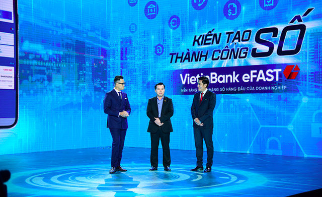 Shark Việt (đứng giữa) tham gia sự kiện Shark Việt (đứng giữa) tham gia sự kiện