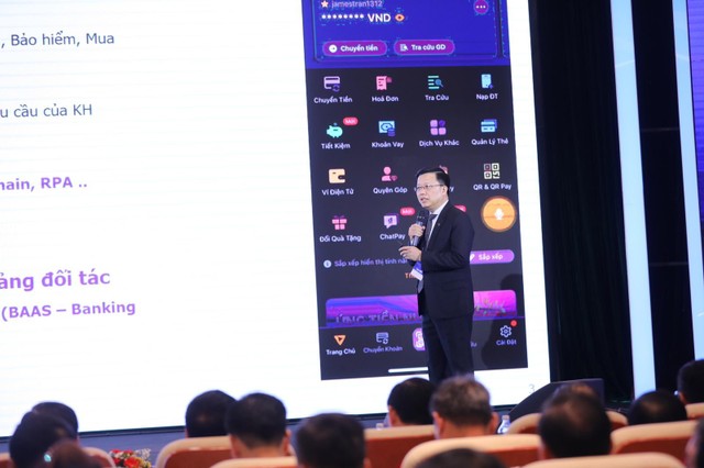 Tổng giám đốc TPBank Nguyễn Hưng thuyết trình về hệ sinh thái số của Ngân hàng tại Sự kiện Ngày Chuyển đổi số