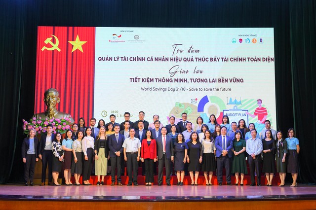 Các diễn giả và khách mời chụp ảnh lưu niệm tại Sự kiện Các diễn giả và khách mời chụp ảnh lưu niệm tại Sự kiện