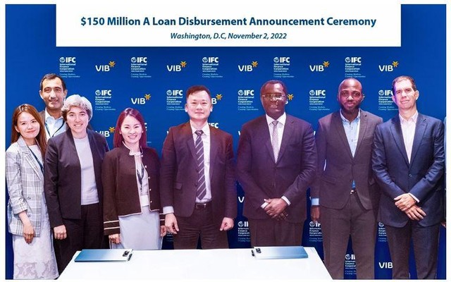 Ông Lê Quang Trung, Giám đốc Khối Nguồn vốn và ngoại hối VIB cùng đại diện IFC tại lễ công bố khoản vay.