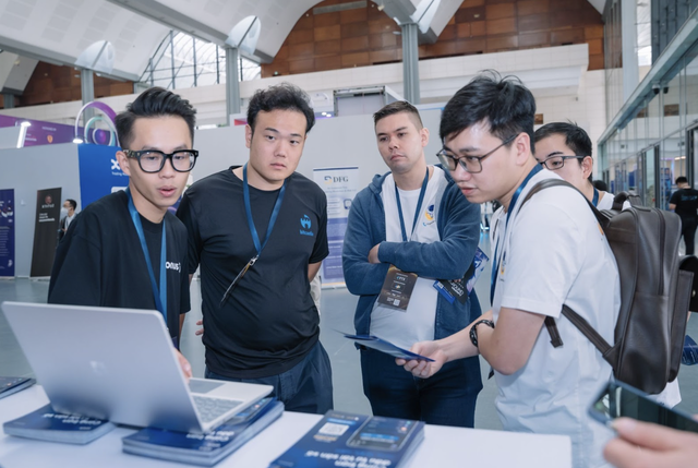 Đại diện ONUS đang giới thiệu nền tảng ONUSChain đến cộng đồng phát triển công nghệ tại Vietnam Blockchain Summit 2022