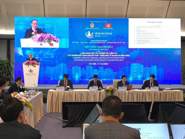 TS. Cấn Văn Lực, chuyên gia kinh tế trưởng BIDV phát biểu tại sự kiện TS. Cấn Văn Lực, chuyên gia kinh tế trưởng BIDV phát biểu tại sự kiện