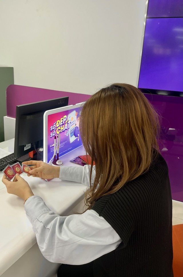 Khách hàng mua vàng tại TPBank