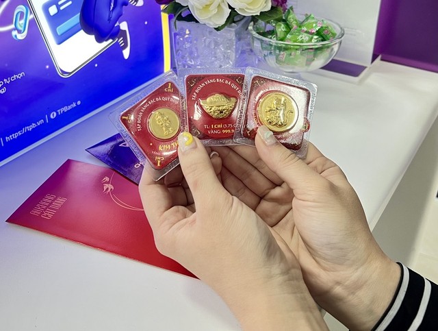 Các sản phẩm vàng với hình ảnh vàng Kim Mão (tay phải)