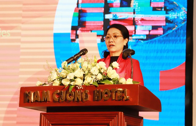 Bà Lương Thu Hương, Chủ tịch Hiệp hội Doanh nghiệp tỉnh Hải Dương phát biểu tại Hội nghị Bà Lương Thu Hương, Chủ tịch Hiệp hội Doanh nghiệp tỉnh Hải Dương phát biểu tại Hội nghị