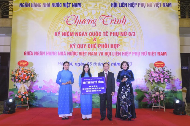 Cũng nhân dịp này, ngành Ngân hàng dành tặng 01 tỷ đồng kinh phí hỗ trợ tôn tạo khu di tích Trung ương Hội Liên hiệp phụ nữ giải phóng miền Nam. Đồng chí Đào Minh Tú, Phó Thống đốc thường trực NHNN, Chủ tịch Công đoàn Ngân hàng Việt Nam, Trưởng Ban vì sự tiến bộ phụ nữ ngành Ngân hàng đã trao tặng kinh phí hỗ trợ. Cũng nhân dịp này, ngành Ngân hàng dành tặng 01 tỷ đồng kinh phí hỗ trợ tôn tạo khu di tích Trung ương Hội Liên hiệp phụ nữ giải phóng miền Nam. Đồng chí Đào Minh Tú, Phó Thống đốc thường trực NHNN, Chủ tịch Công đoàn Ngân hàng Việt Nam, Trưởng Ban vì sự tiến bộ phụ nữ ngành Ngân hàng đã trao tặng kinh phí hỗ trợ.