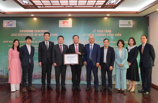 Lãnh đạo JICA, Vietcombank cùng đại biểu 2 bên chụp ảnh lưu niệm Lãnh đạo JICA, Vietcombank cùng đại biểu 2 bên chụp ảnh lưu niệm