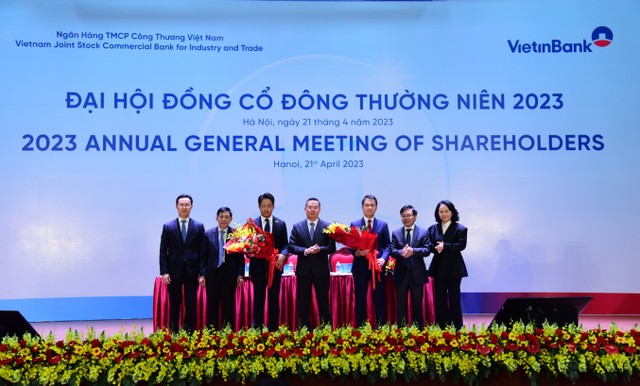 Chủ tịch HĐQT VietinBank tặng hoa chúc mừng các thành viên mới của HĐQT