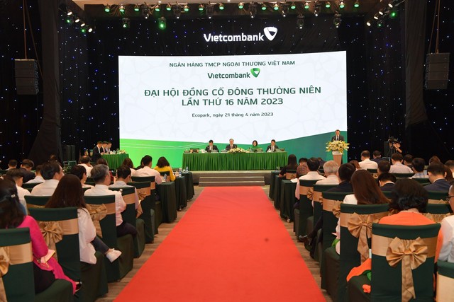 Ông Đỗ Việt Hùng, Thành viên HĐQT Vietcombank phát biểu tại ĐHCĐ Ông Đỗ Việt Hùng, Thành viên HĐQT Vietcombank phát biểu tại ĐHCĐ