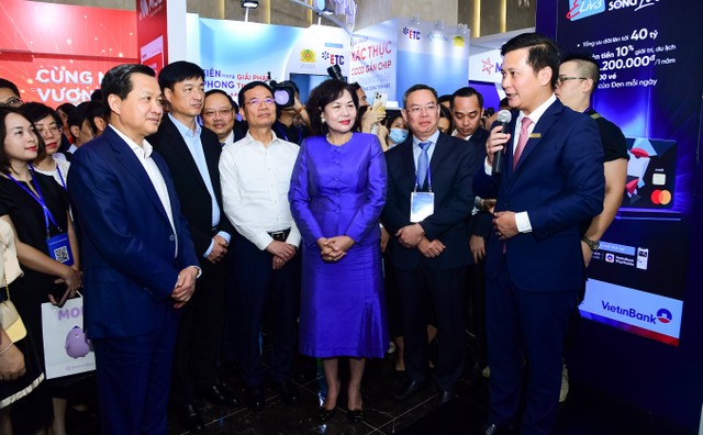 Đại diện VietinBank giới thiệu về các sản phẩm công nghệ mới tại sự kiện Ngày Chuyển đổi số ngành Ngân hàng năm 2023 Đại diện VietinBank giới thiệu về các sản phẩm công nghệ mới tại sự kiện Ngày Chuyển đổi số ngành Ngân hàng năm 2023