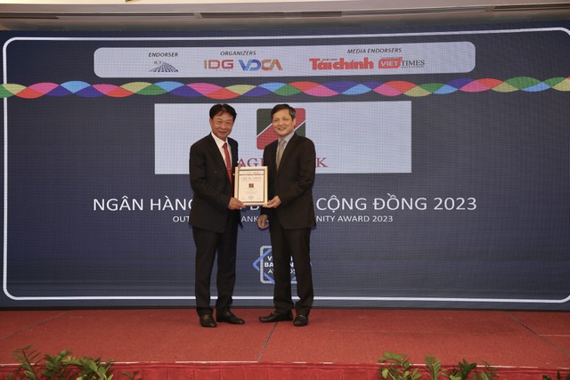Ông Vũ Viết Ngoạn, Chủ tịch Ủy ban giám sát Tài chính Quốc gia (phải) trao Giải thưởng “Ngân hàng tiêu biểu vì cộng đồng” cho đại diện Agribank. Ông Vũ Viết Ngoạn, Chủ tịch Ủy ban giám sát Tài chính Quốc gia (phải) trao Giải thưởng “Ngân hàng tiêu biểu vì cộng đồng” cho đại diện Agribank.